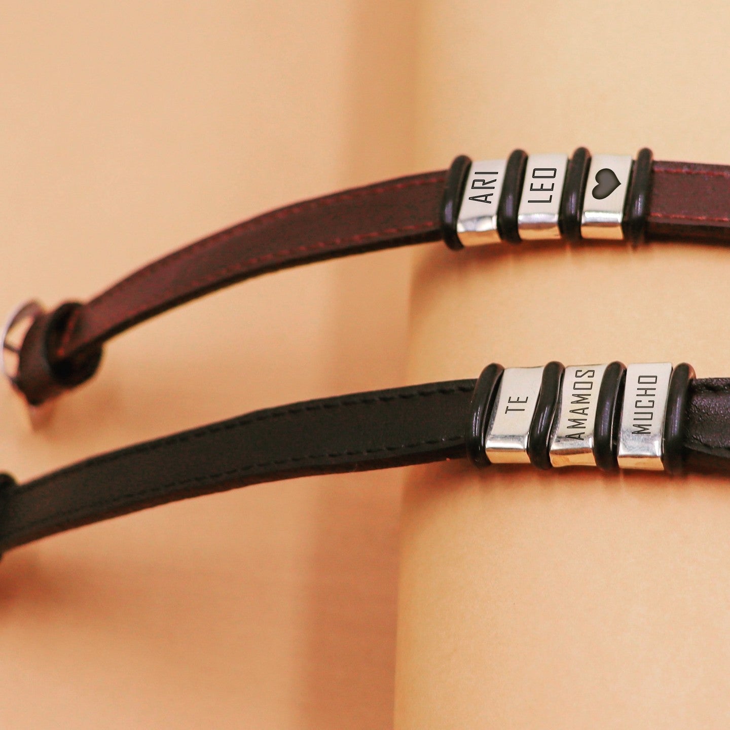 Pulsera de Cuero con Dijes Planos