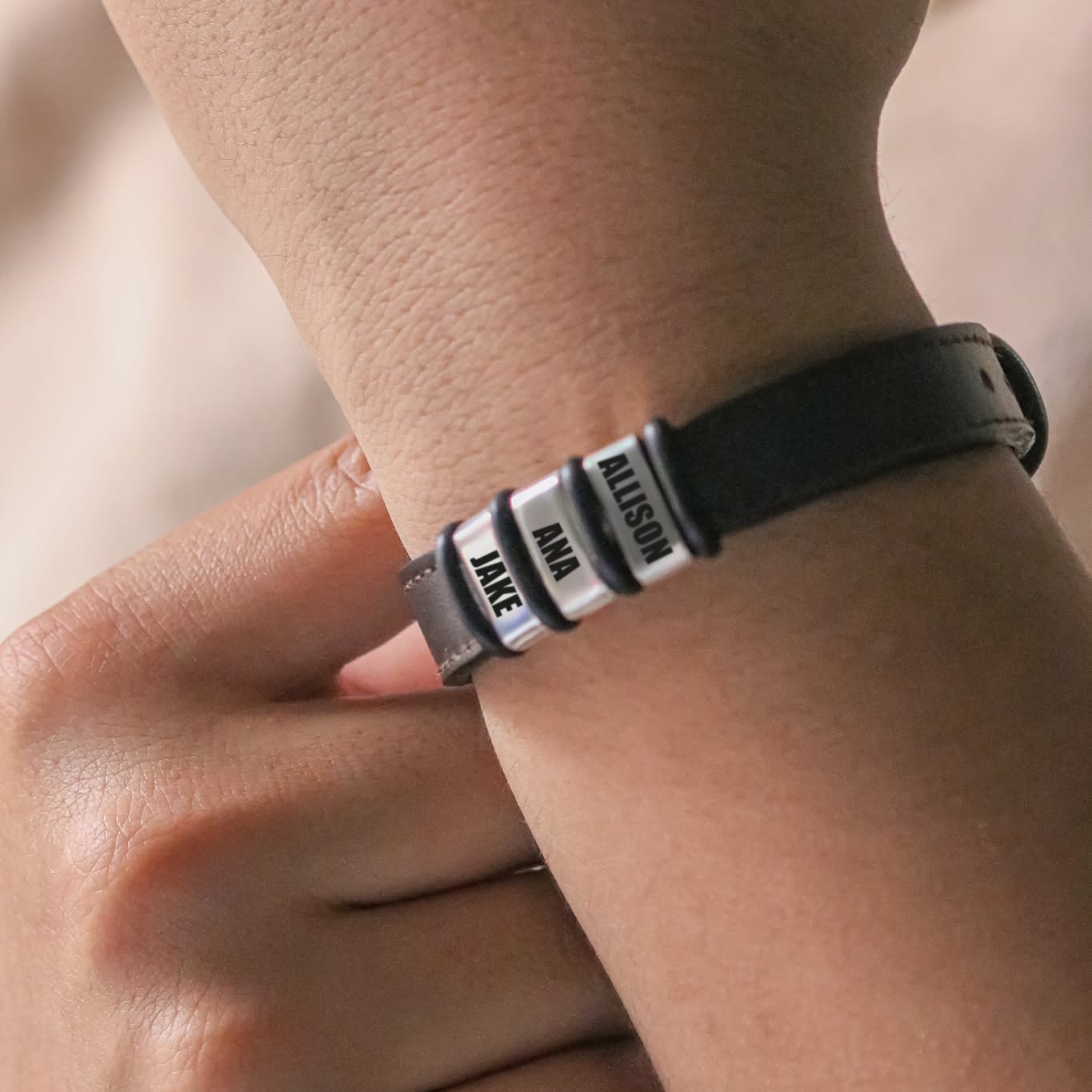 Pulsera de Cuero con Dijes Planos